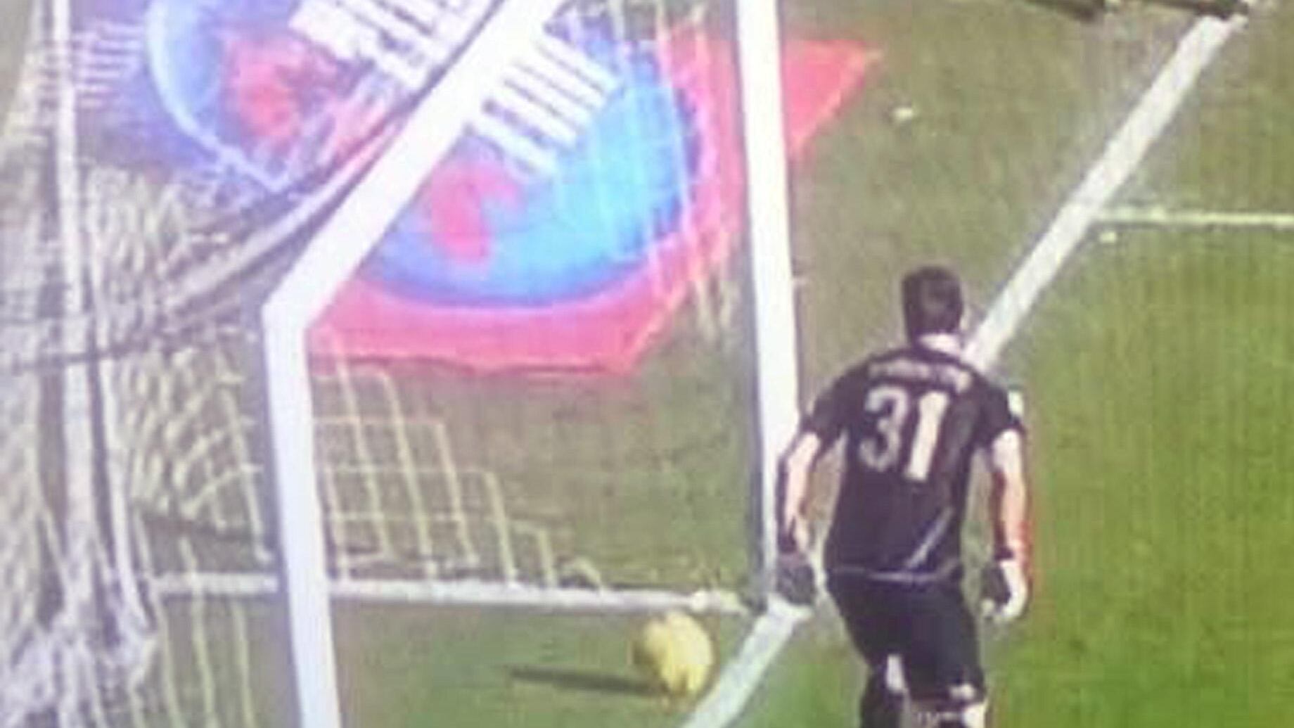 Roma col gol fantasma. Arbitro contro assistente