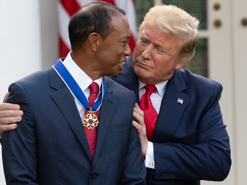 Donald Trump conferisce a Tiger Woods la medaglia presidenziale della Libertà