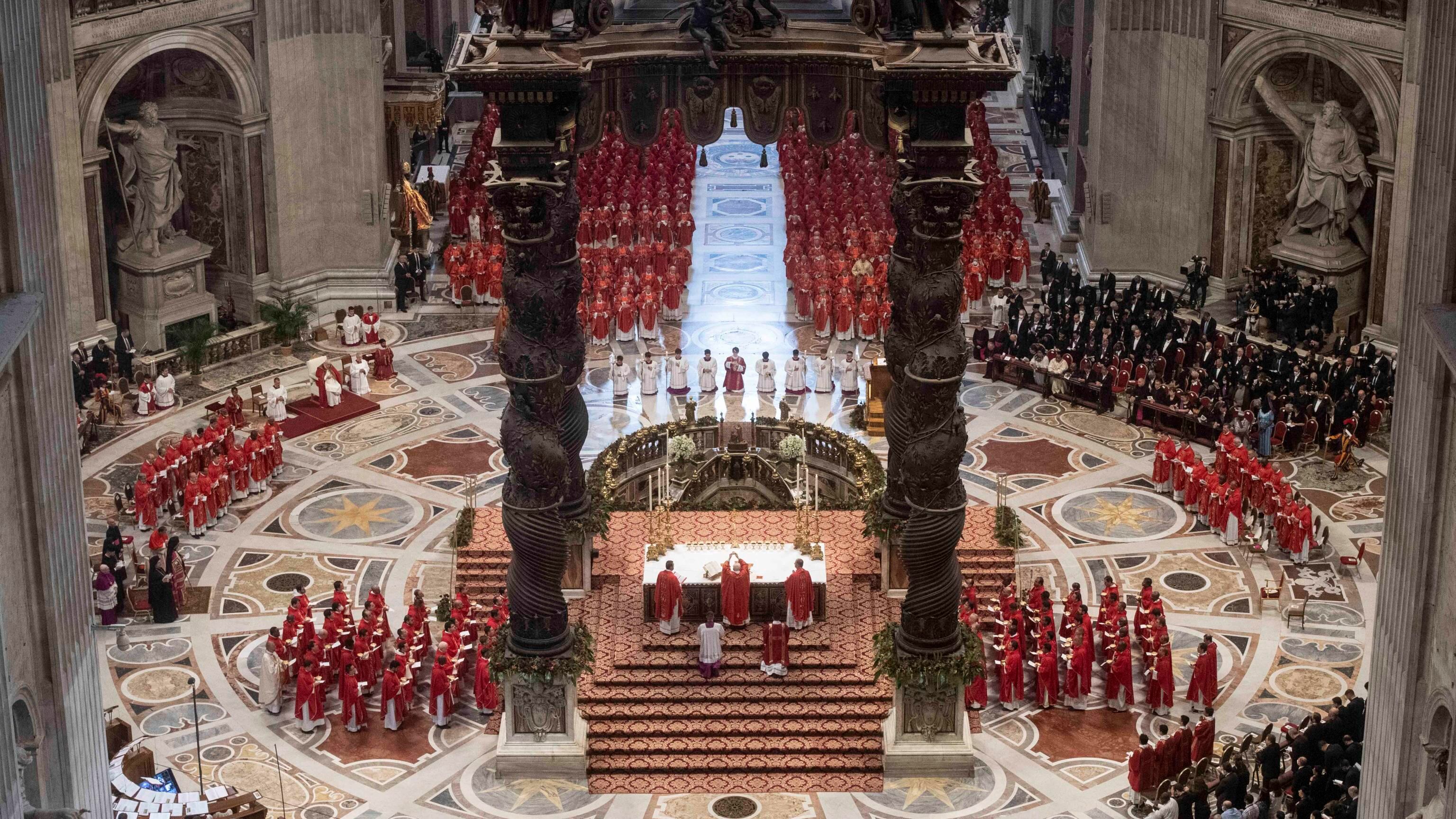 Cei: "Sì al segno della pace e alle acquasantiere". Anche la Chiesa torna alla normalità