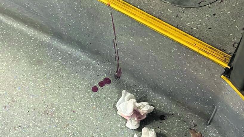 Linea 90 da paura, coltelli tra stranieri e anche l'autista aggredito