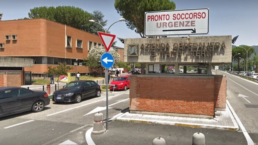 Terni, detenuto straniero pesta agente in ospedale e morde infermiere