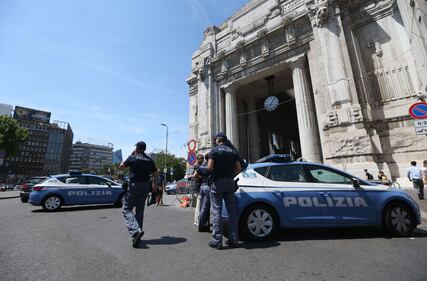 Milano, agente Polfer aggredito da migrante 17