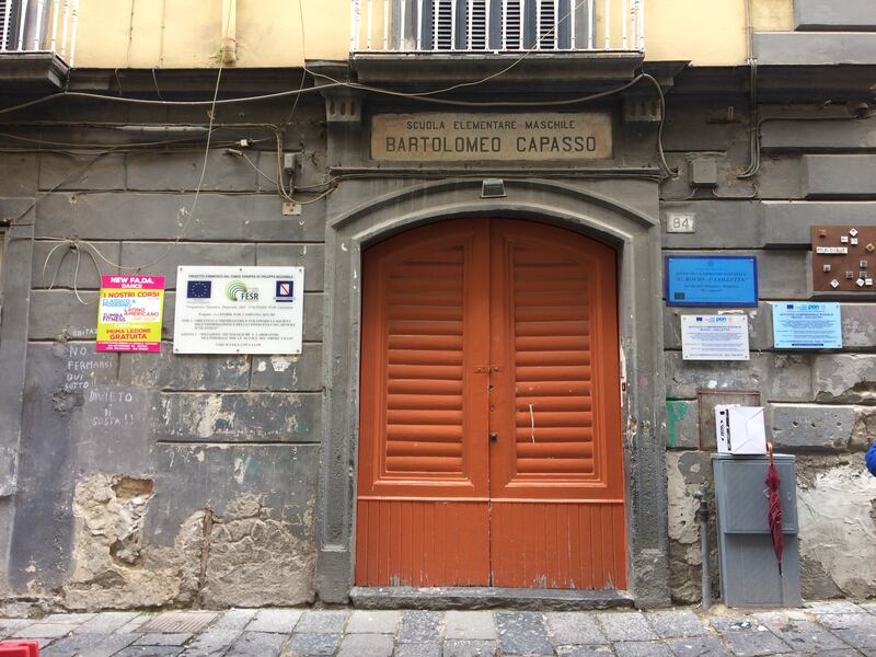 Scuole senza manutenzione: a Napoli bagni per le alunne off-limits in una media 2