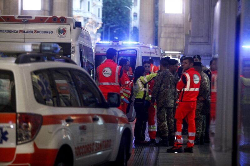 Milano, accoltellati un poliziotto e un militare 7