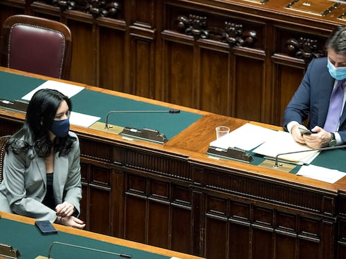 Quel pressing sulla Azzolina per chiudere le elementari
