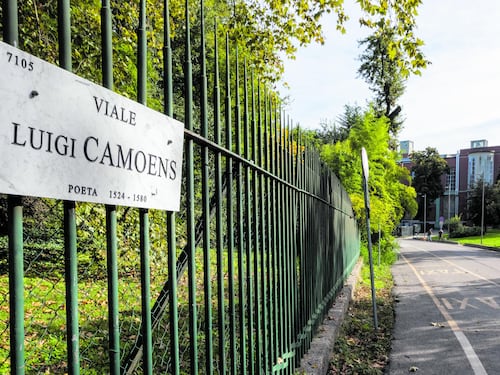 La rissa, poi spuntano i coltelli. Feriti due ragazzi, uno è grave