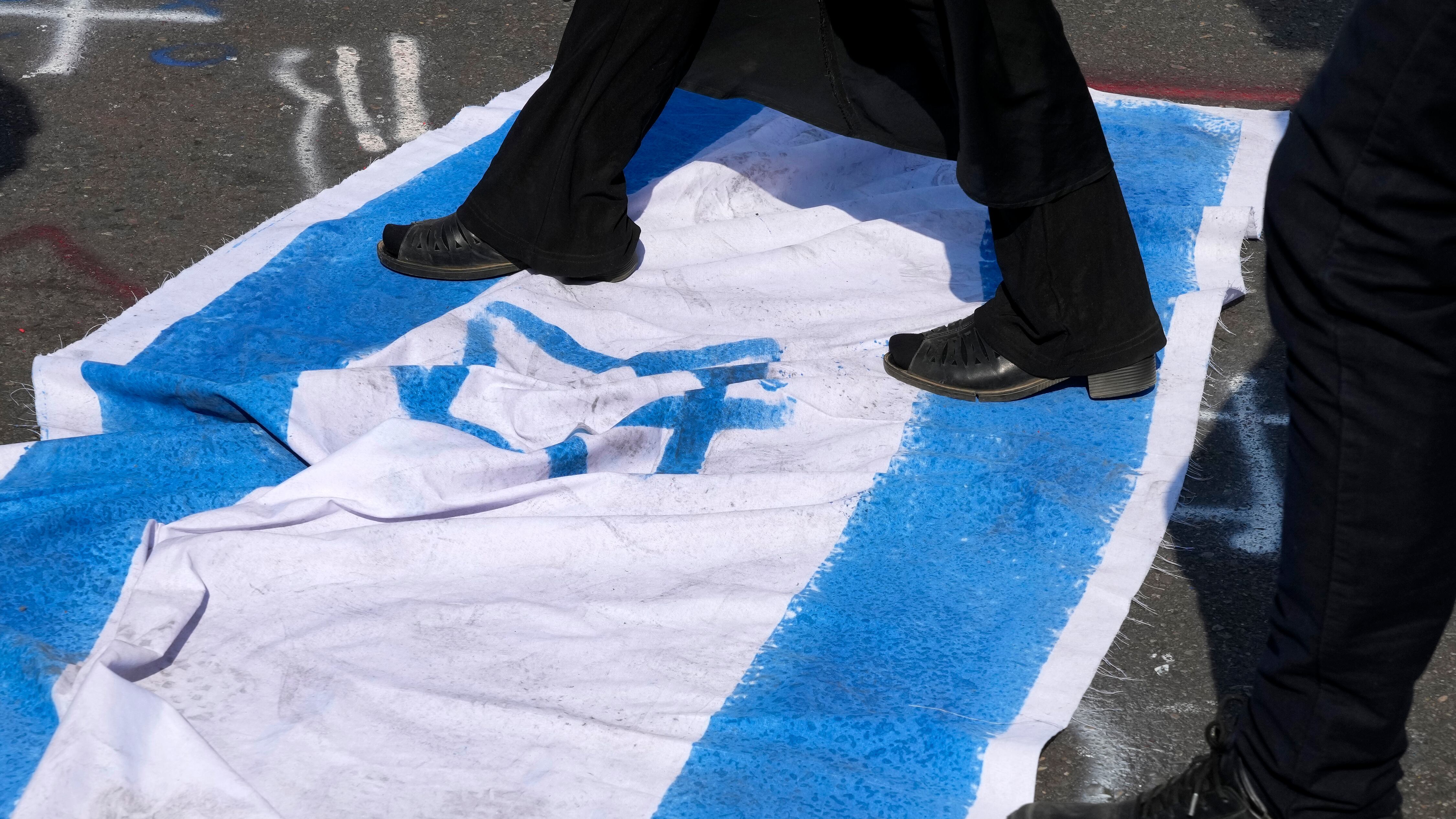 Rete di neonazisti on line, anche insulti a Meloni e Schlein: "Burattine degli ebrei"