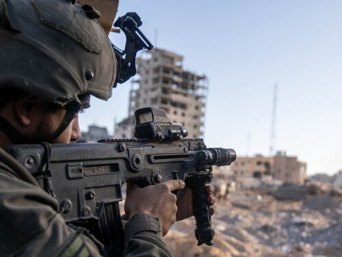 Blitz di Israele nella base dell'intelligence di Hamas: "Trovato materiale prezioso"