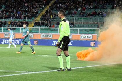 Alta tensione al Barbera: Palermo-Lazio sospesa più volte 17