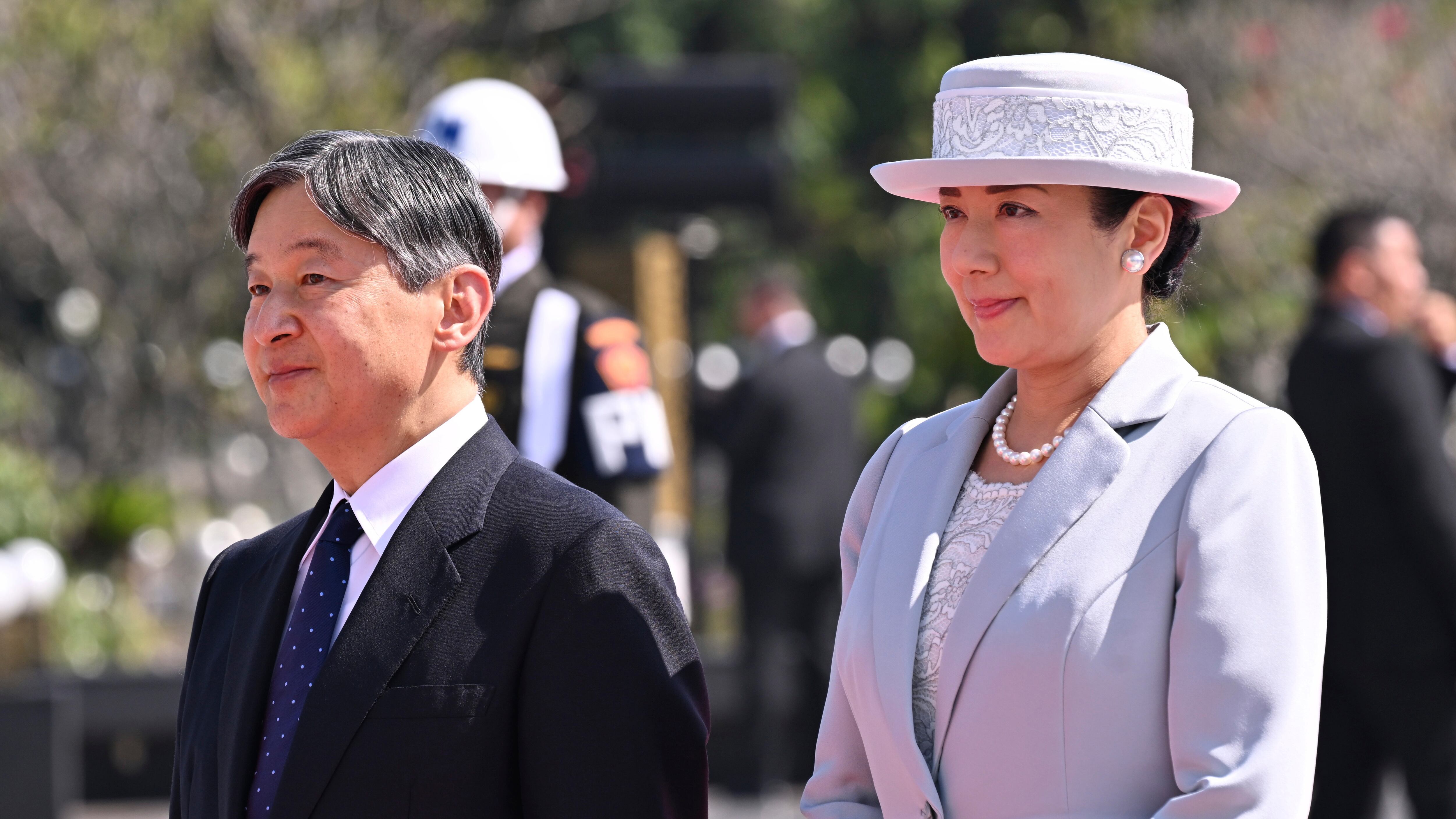 Amaterasu incombe su Naruhito. Cosa non convince del profilo social imperiale