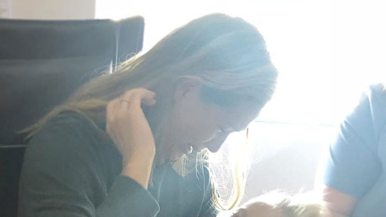 Posta foto della figlia annegata: "Genitori state attenti al mare"