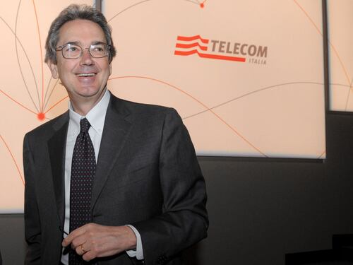Telecom, Bernabè lascia