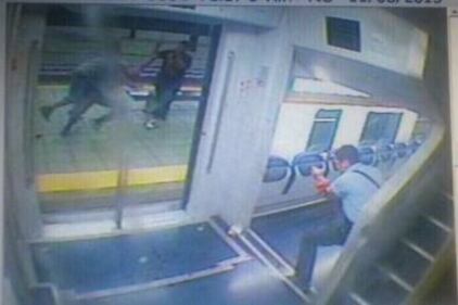 Le immagini dell'aggressione dalla telecamera interna al vagone 3