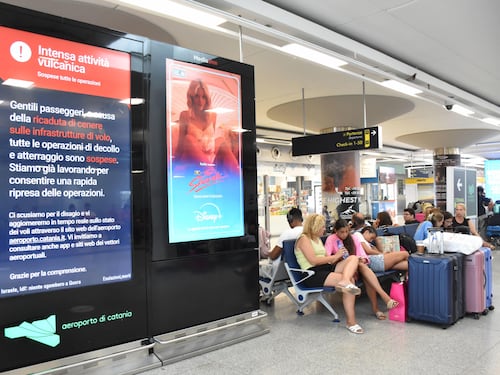 L’Etna sbuffa ancora. Gli sciacalli a Catania: transfer a peso d’oro