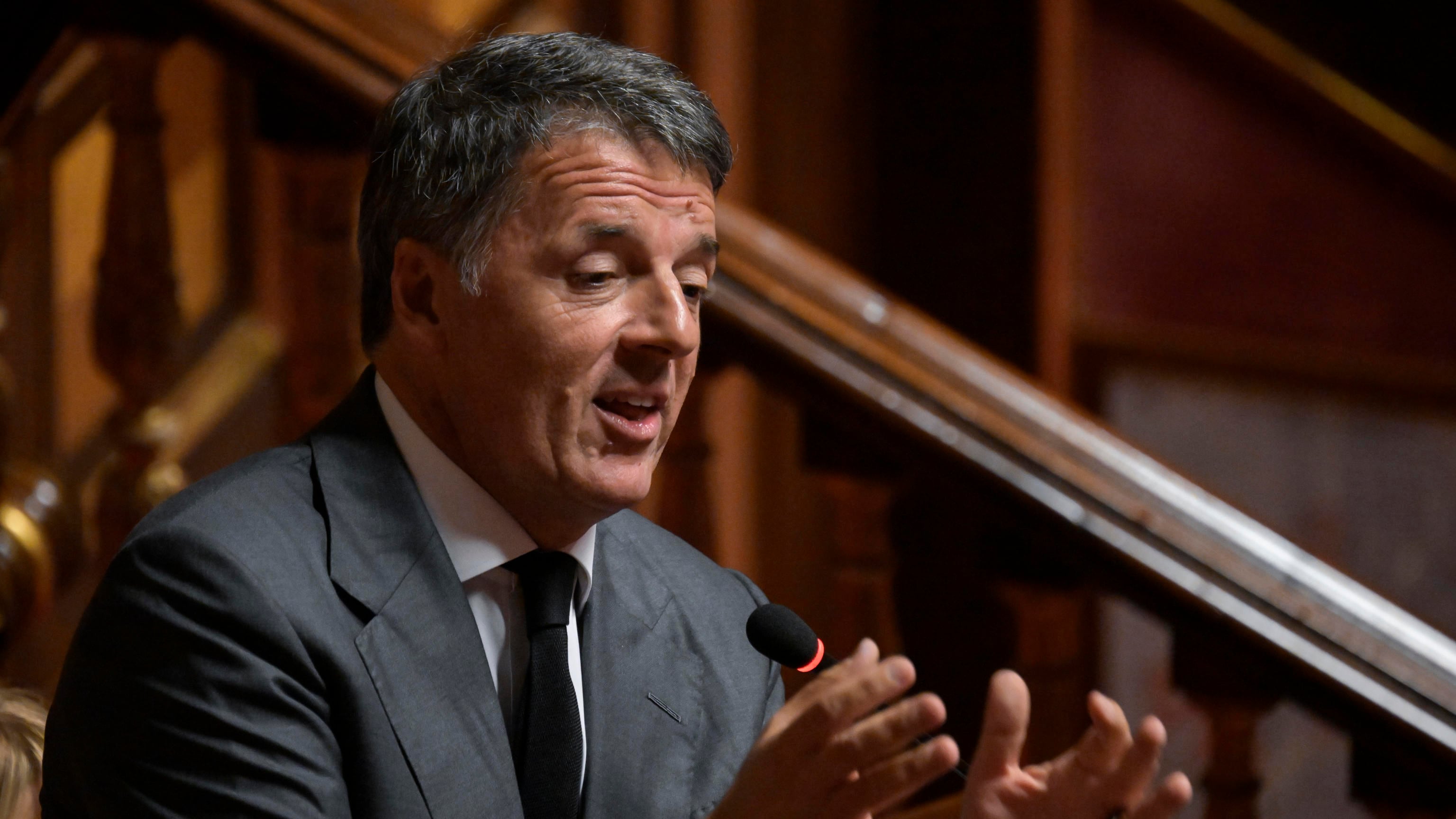 Renzi, il "bodyguard" di Elly che insulta tutti: dal governo degli Addams a Tajani "Isoradio"