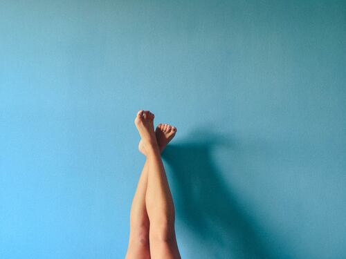 Gambe gonfie? Ecco i rimedi naturali