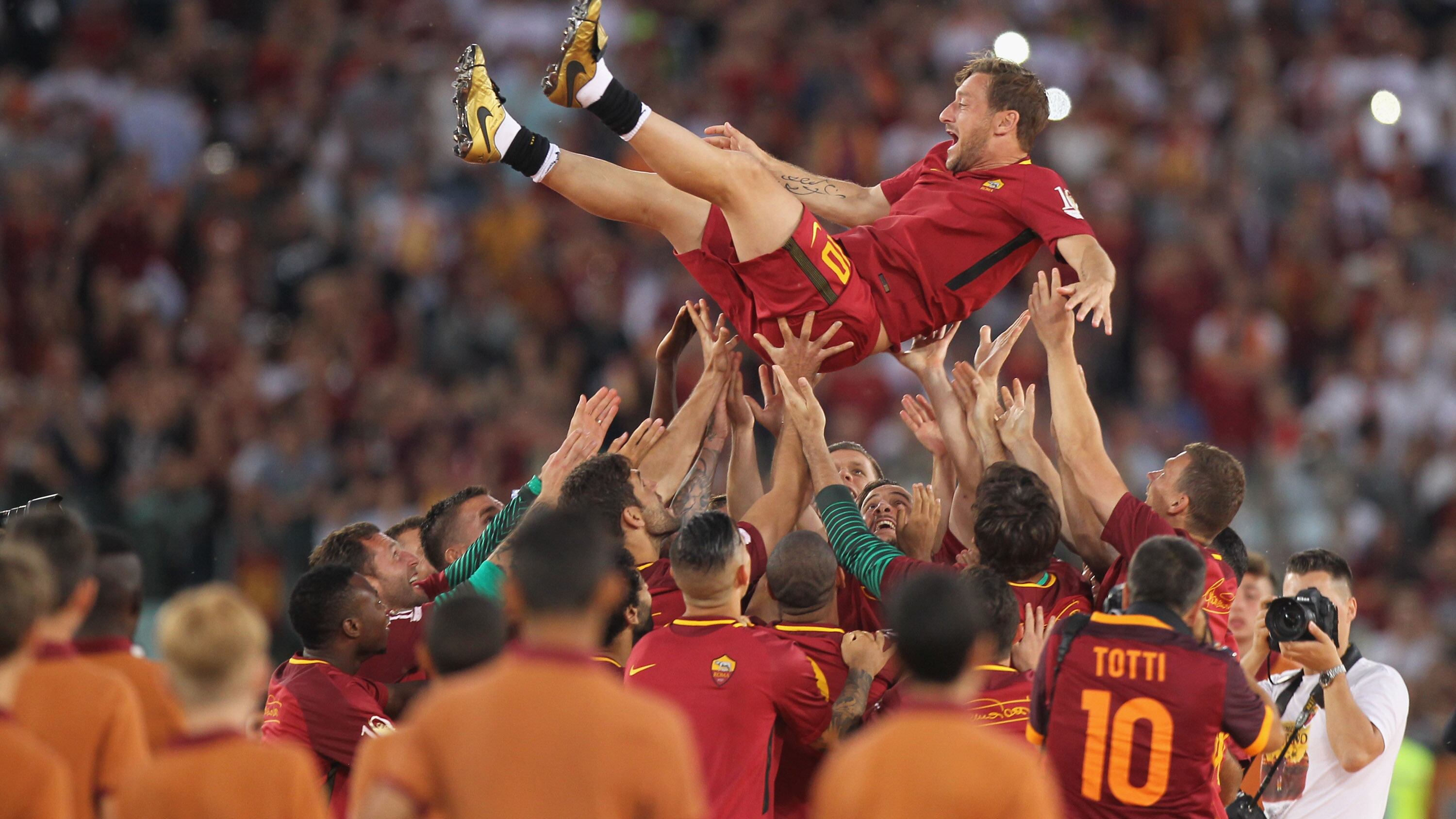 "È arrivato il momento". Il lungo addio di Totti in trionfo tra le lacrime