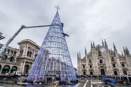 Ultimi preparativi per l'albero di Natale a Milano  2
