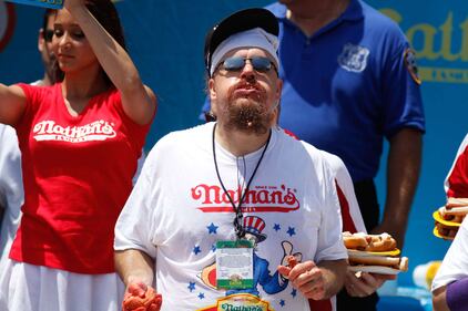 A New York la gara tra mangaitori di hot dog 11