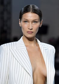 Bella Hadid sexy in passerella, foto 5