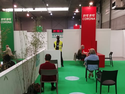 RIceve otto vaccini per fare avere Green Pass ai no-Vax. Arrestato