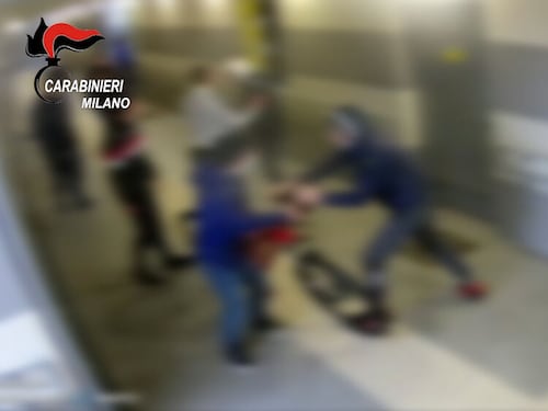 Sgrida il compagno in Dad: in 9 lo massacrano di botte
