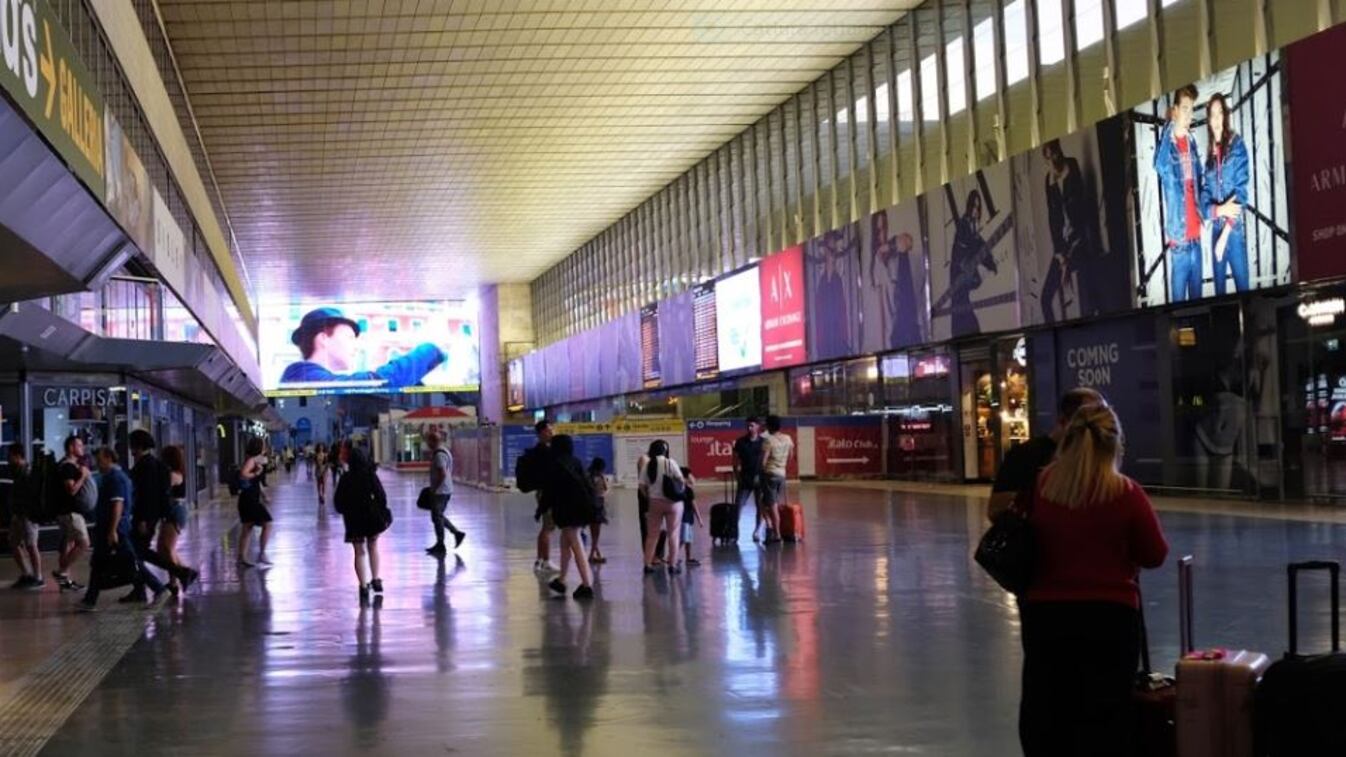 Il bimbo abbandonato a Termini rifiutato dal compagno della madre?