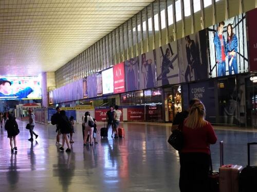 Il bimbo abbandonato a Termini rifiutato dal compagno della madre?