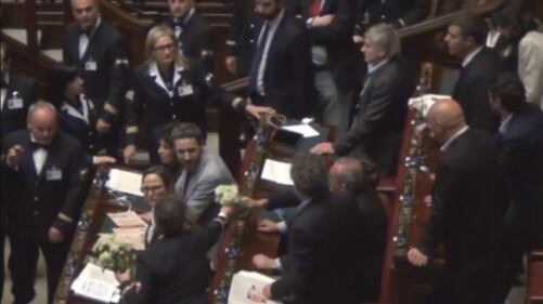 Il lancio di crisantemi in Aula 2