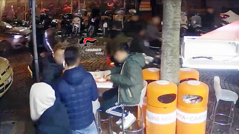 Accoltellati per uno sguardo di troppo: 17 ragazzi denunciati a Napoli 1