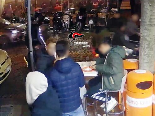 Accoltellati per uno sguardo di troppo: 17 ragazzi denunciati a Napoli