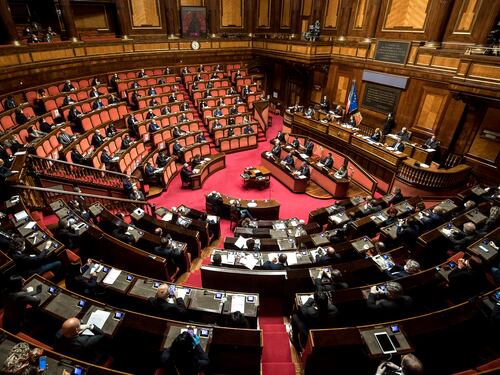 Sondaggio, cala la fiducia nel governo. E FdI sta per superare il M5s