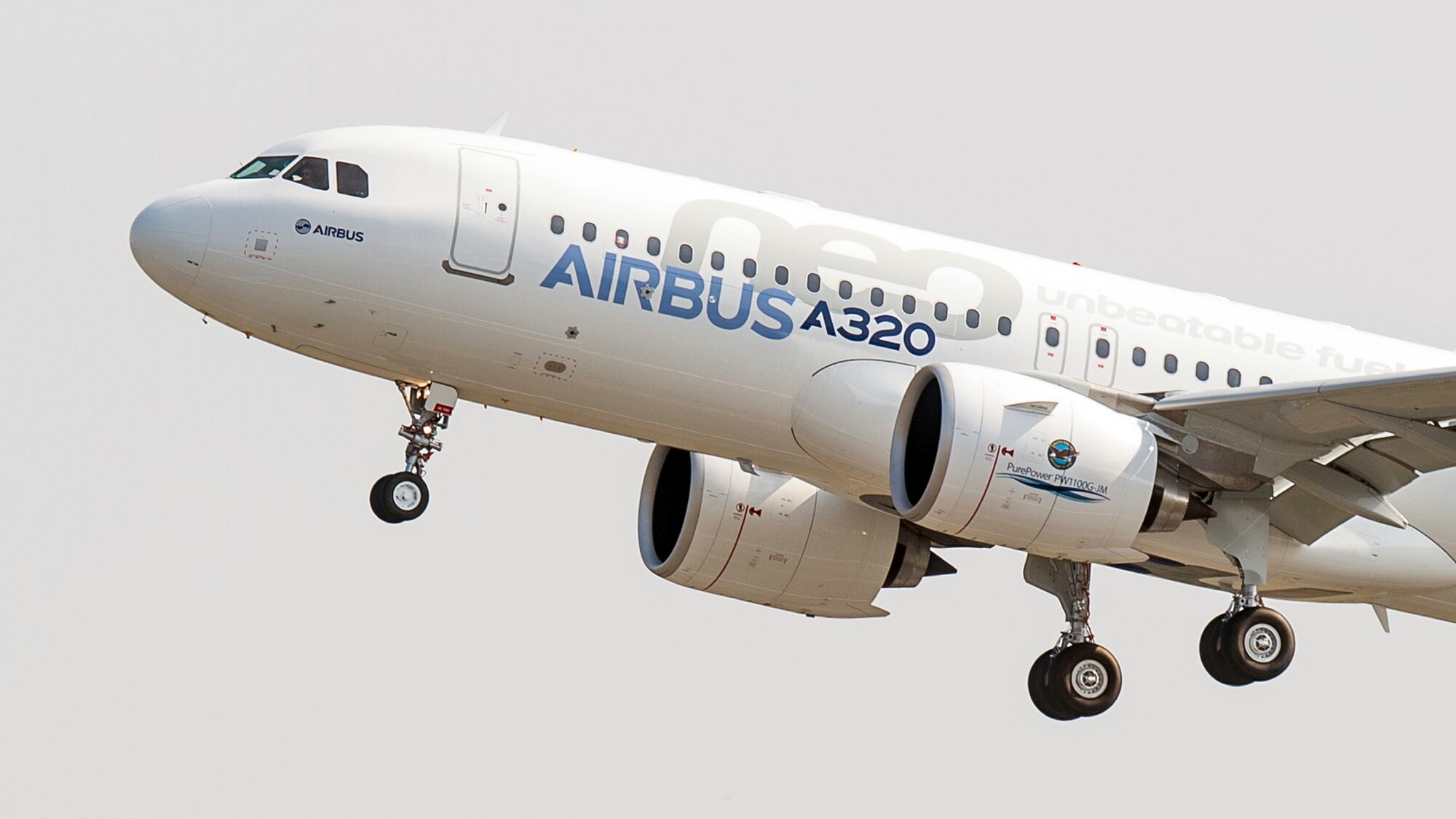 Airbus ferma 6000 aerei A320. "Un'intensa radiazione solare può impattare sui comandi"