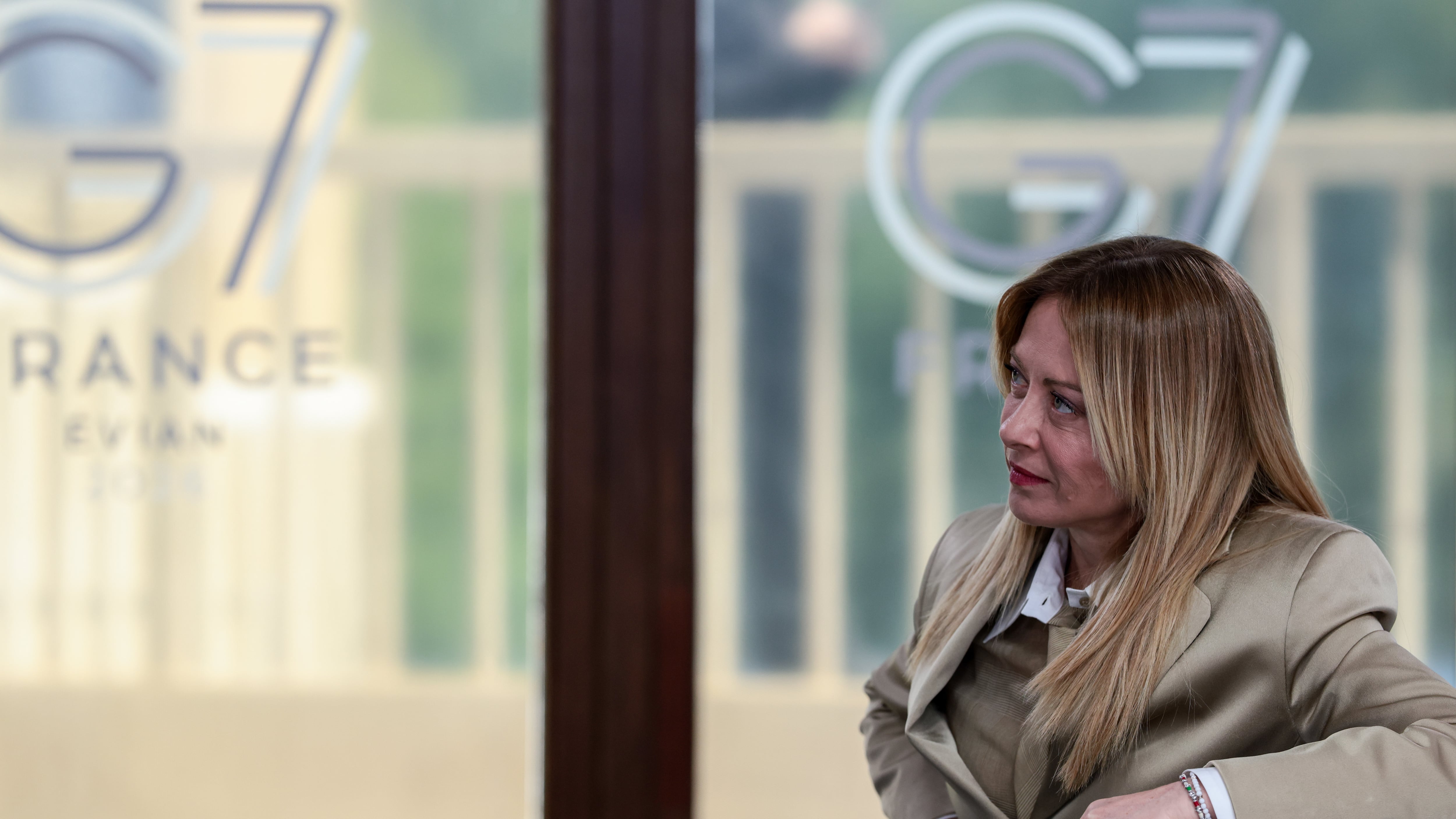 Giorgia sceglie una cravatta e "abbandona" le sigarette. La gita organizzata da Brigitte
