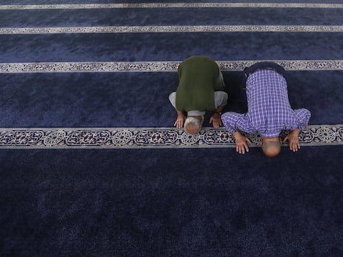 Intero paese svegliato all’alba dal canto del muezzin: è polemica nel lecchese