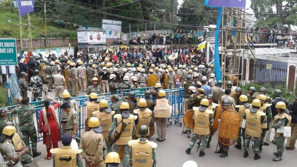 Violenti proteste in India bloccano miglialia di turisti