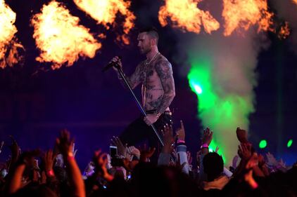 I Maroon 5 cantano al Super Bowl: le foto dal live concert  11