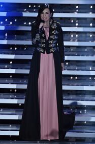 Sanremo 2016: gli abiti della prima serata 84