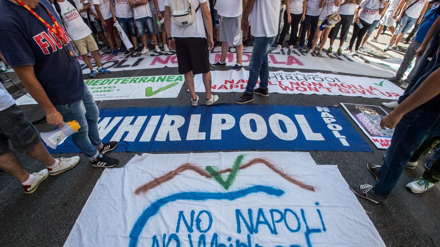Whirlpool, la gaffe del sottosegretario 5S: sul foglio scrive la pronuncia in inglese delle parole straniere