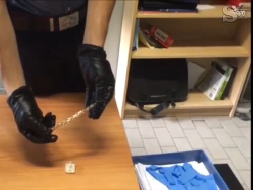 Accoltella una ragazza: nigeriano incastrato dalla collana d'oro