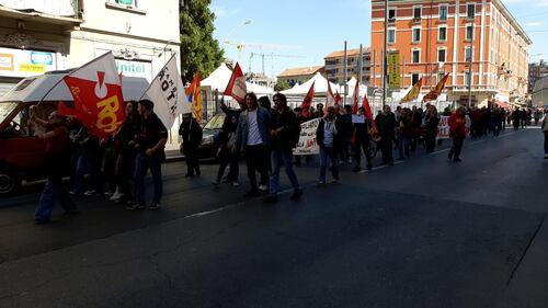 Milano, la piazza contesta il Pd  3