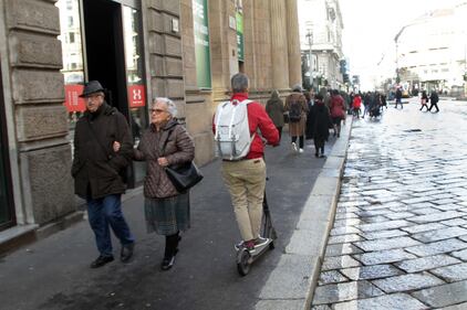 Milano, i monopattini elettrici circolano anche sotto i cartelli di divieto 7
