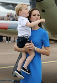 Che capricci, principe George! Tutte le foto alla base militare della Raf e dello "scivolone" sexy di Kate 7