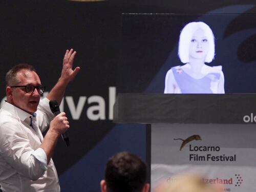 Intelligenza artificiale, l'ologramma Hannah accoglie il pubblico all'Allianz MiCo