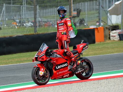 Vincere così si deve. Bagnaia re del Mugello "orfano" di re Valentino