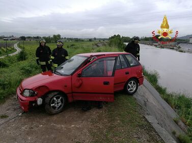 Vicenza, auto in bilico sul torrente 1