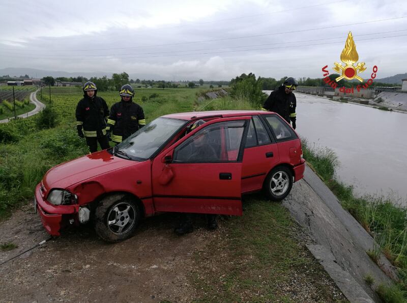 Vicenza, auto in bilico sul torrente 1