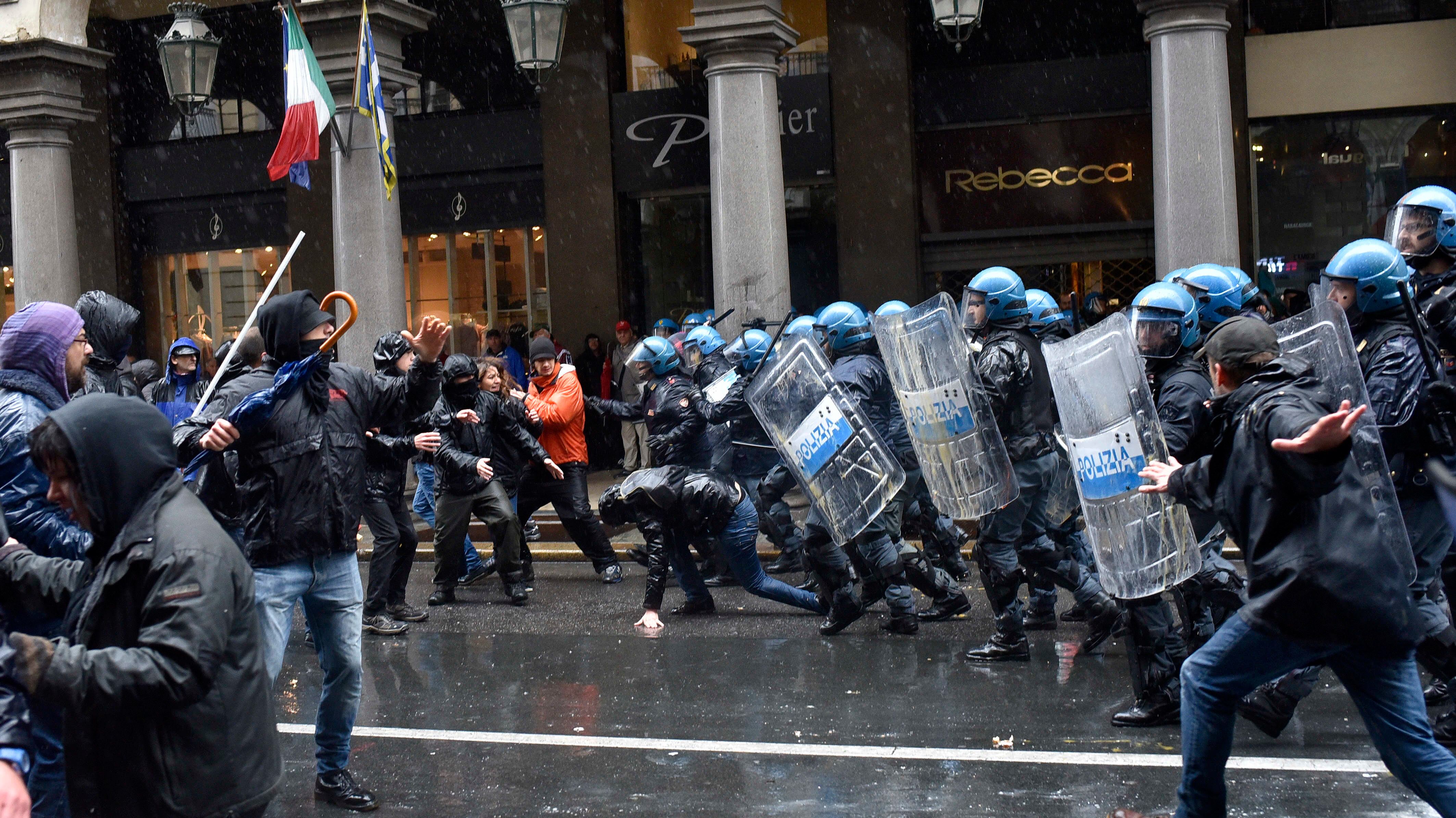 Contro la polizia per non perdere popolarità: così gli artisti si buttano in politica