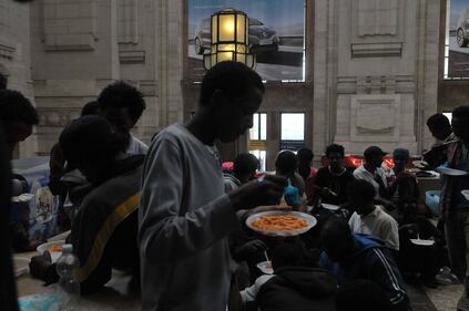 I clandestini bivaccano e mangiano per terra 11