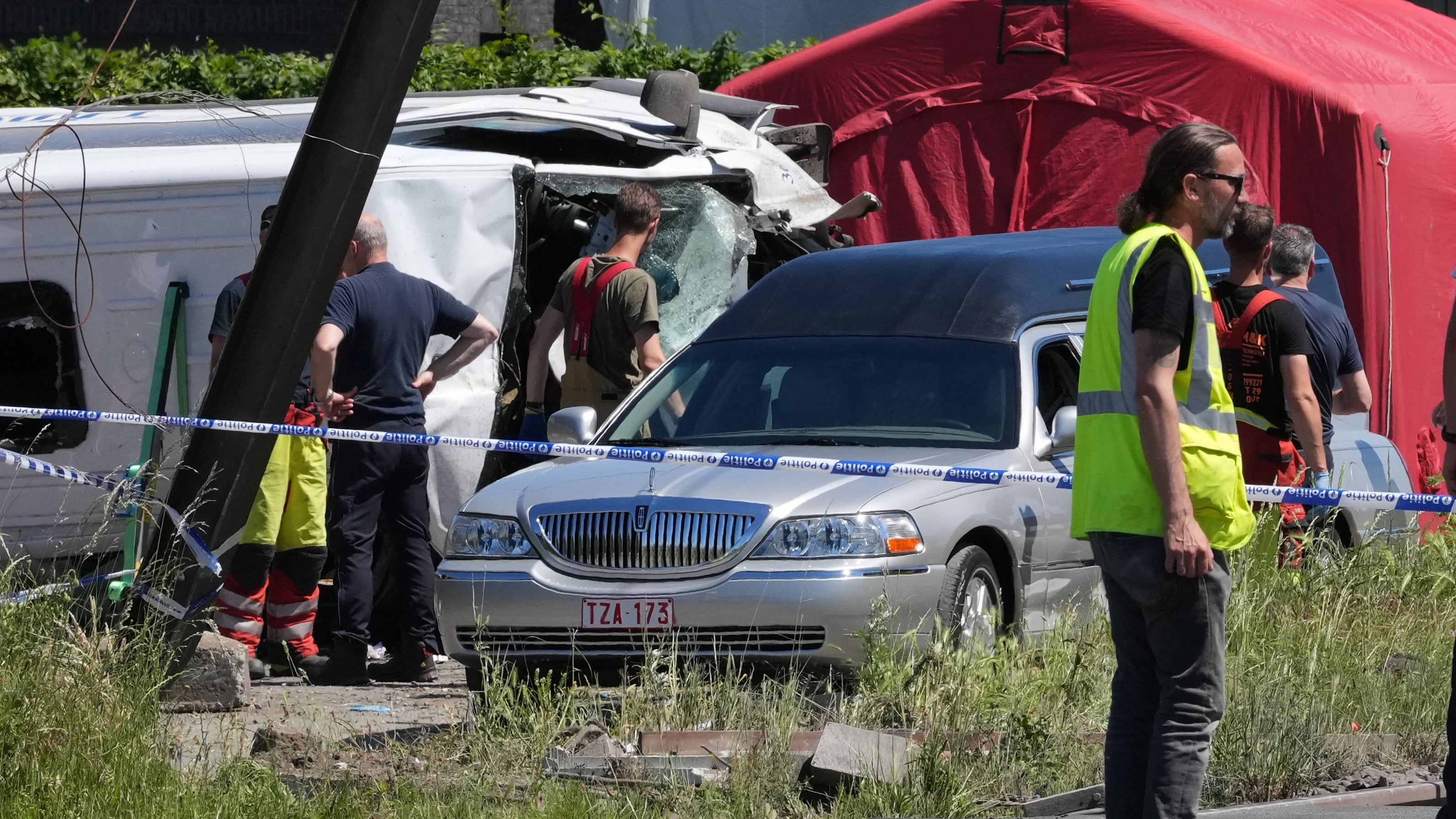 Belgio, treno travolge scuolabus: quattro morti, due sono adolescenti